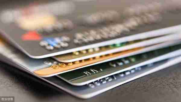 信用卡提现1万元1年后还款，还款利率最高达20％，切忌乱用信用卡