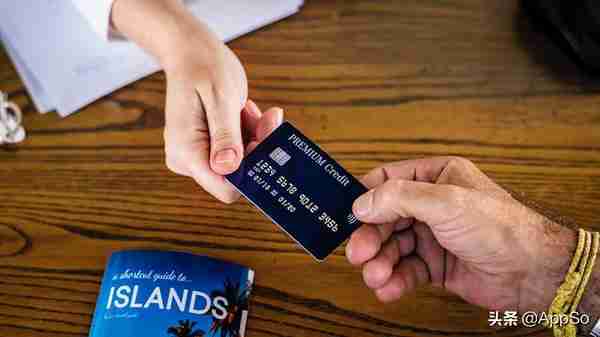 年轻人的第一张信用卡，办哪张比较好？我们帮你对比了这 4 家