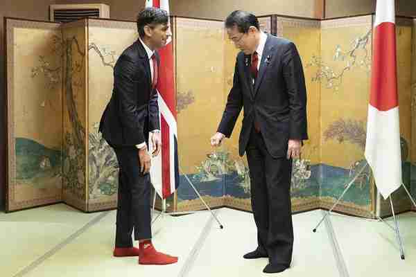 日英签“广岛协议”，英媒关注苏纳克与岸田会面“炫耀”自己红袜子