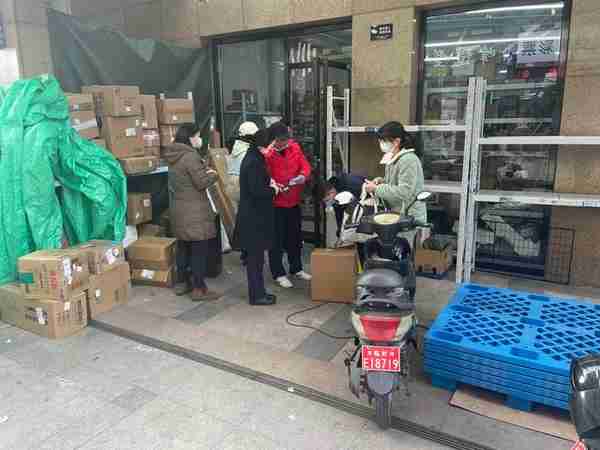 兴业银行芜湖国贸天琴湾社区支行开展金融服务宣传