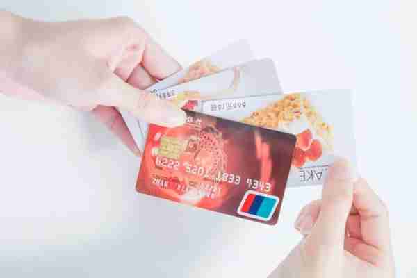 多家银行发布公告，限制信用卡使用范围！网友：封卡降额潮要来了