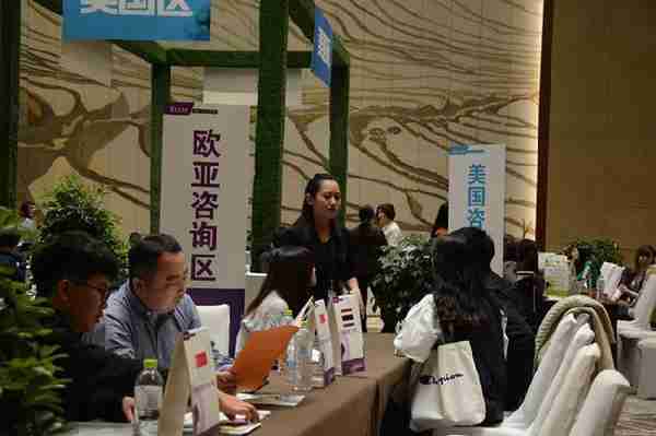 新东方•前途出国重庆第40届国际教育展  联手光大银行推出联名信用卡